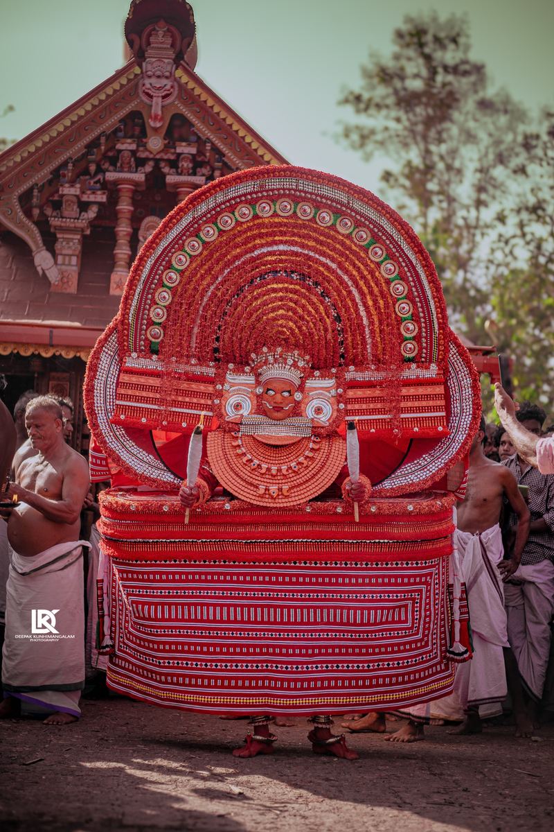 Muchilottu Bhagavathi theyyam in full costume and mudi before the kavu